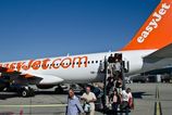 Lietadlo Easyjet muselo nudzovo pristat pasazier chcel do kokpitu