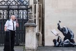 Banksy namaloval sudcu bijuceho demonstranta v Londyne