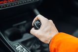 Zlozvyk ktory nici auto Preco nemate drzat ruku na radiacej pake