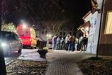 Drama v Golianove Muz v dome zadrziaval dve male deti zasah kuklacov Pred polnocou sa situacia upokojila