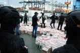 Francuzske namornictvo zadrzalo rybarsku lod v Tichom oceane ktora prevazala takmer pat ton kokainu