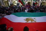 Kazdu chvilu kontrolujem mobil hovori Iranka na Slovensku