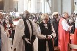 Sarah Mullallyova sa stala prvou zenu na czele anglikanskej cirkvi v Canterbury