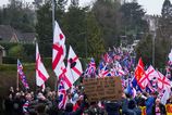 Stovky ludi protestovali v Crowboroughu proti ubytovaniu migrantov v byvalych vojenskych objektoch
