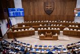 Napatie v parlamente narasta Pocet nezaradenych poslancov je vacsis niektore kluby bojuju o prezitie