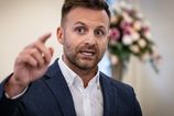 Objednavka Zapadu Sef uradu vlady spojil rozhodnutie Ustavneho sudu s navstevou diplomatom