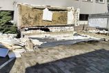 Z budovy Klientskeho centra v Komarne spadla cast strechy hlasia jednu obet