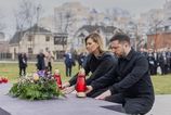 Volodymyr Zelenskyj a prva dama si pri prilezitosti stvrteho vyrocia oslobodenia Buce uctili obete