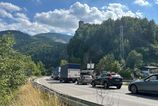 Na ceste pod Strecnom sa vytvaraju kolony po nehode dvoch nakladnych aut