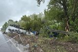 Na dialnicnom moste pri Hlohovci havaroval kamion hasicivyslobodzovali vodica