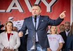 Ostre Lovaci volici privazani autobusmi a rady o bozkavani Robert Fico na oslavach odkazal ze vyhra volby aj keby ich slak trafil