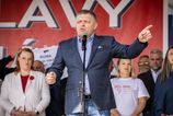 Ostre Lovaci volici privazani autobusmi a rady o bozkavani Robert Fico na oslavach odkazal ze vyhra volby aj keby ich slak trafil