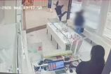 kop nohou stacil a zlodej rozbil vitrinu zlatnictva v bratislave policia zverejnila autenticke zabery z kradeze sperkov