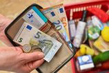 styri z desiatich slovakov setria pri beznych nakupoch a vyrazne obmedzuju potraviny