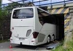 Autobus s turistami v Cesku sa zasekol pod mostom