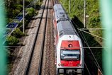 Kolajnice pod tlakom horucav Zeleznice preventivne spomaluju vlaky cestujuci musia pocitat s meskanim