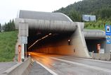 Tunel Branisko bol uplne uzavrety pre zrazku kamiona s osobnym autom