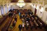 Českí poslanci schválili nový rokovací poriadok, alkohol si nezakázali. 2 Ceski poslanci schvalili novy rokovaci poriadok alkohol si nezakazali