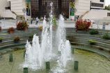 Nitra opat oziiva vodou a svetlom Mesto po rokoch spustilo modernu fontanu na Svatoplukovom namesti