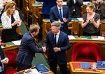 Orbanov system dostava najtvrdsi uder Madar presadil zmenu ustavy a odvolava prezidenta