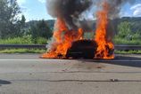 Požiar vozidla na D1 pri Visolajoch: Auto zhorelo v odstavnom pruhu, posádka stihla ujsť. 2 Poziar vozidla na D1 pri Visolajoch Auto zhorelo v odstavnom pruhu posadka stihla ujs