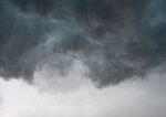 Rumunsko zasiahla smrtelna burka a chaos v metropole v Bukuresti zaplavilo metro a tisice ludi ziadaju o pomoc