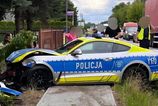 Rýchlo a zbesilo po poľsky: Mustang opitého vodiča dostal majáky, aj tak skončil v plote 2 Rychlo a zbesilo po polsky Mustang opiteho vodica dostal majaky aj tak skocil v plote