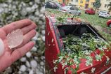 Slovensko postihuju burky Zapad hlasi nehody na R1 zrusene vlaky a popadane stromy na severe hrozia povodne video