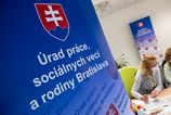 Nezamestnanosť na Slovensku po mesiacoch narastá. Počet nezamestnaných prekročil hranicu 142 tisíc. 2 nezamestnanost na slovensku po mesiacoch narasta pocet nezamestnanych prekrocila hranicu 142 tisic