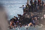 Európsky „ostrov“ v Afrike prekročilo tisíce migrantov. Mnoho z nich zahynulo, Španielsko posiela špeciálne jednotky. 3 Europsky ostrov v Afrike prekrocilo tisice migrantov Mnoho z nich zahynulo Spanske posiela specilne jednotky