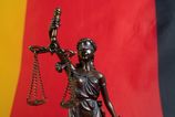 Nemecky sud odsudil na dozivotie 25 rocneho Afganca ktory minuly rok autom narazil do davu ludi v Mnichove
