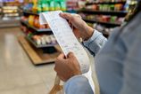 Slovaci viac minaju v kamenych obchodoch maloobchodne trzby uz druhy mesiac po sebe realne vzrastli o 2 percenta