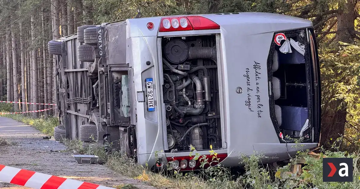 Autobus s turistami na Oktoberfest sa prevrátil, dvaja mŕtvi 4 Autobus s turistami na Oktoberfest sa prevrátil, dvaja mŕtvi