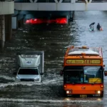 Bangkok zasiahli rekordné záplavy, núdzový stav v 50 obvodoch