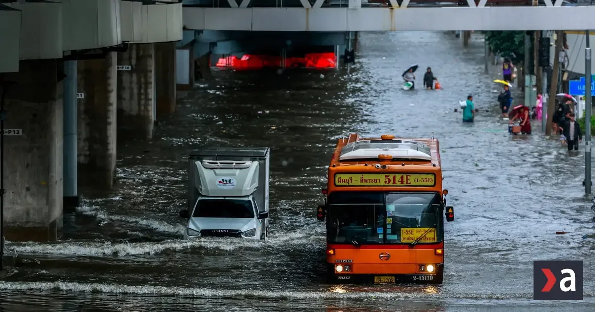 Bangkok zasiahli rekordné záplavy, núdzový stav v 50 obvodoch