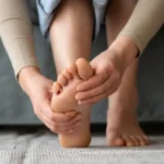 Bolesti chrbta či kolien? Môžu za to zanedbané chodidlá, pomôže jednoduchý test
