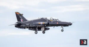Dráma na oblohe pri Anglesey. Piloti vyskočili z cvičného stroja, zranenia sú ľahké