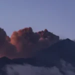 Etna opäť komplikuje dopravu. Letisko v Catanii zostáva zatvorené