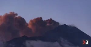 Etna opäť komplikuje dopravu. Letisko v Catanii zostáva zatvorené