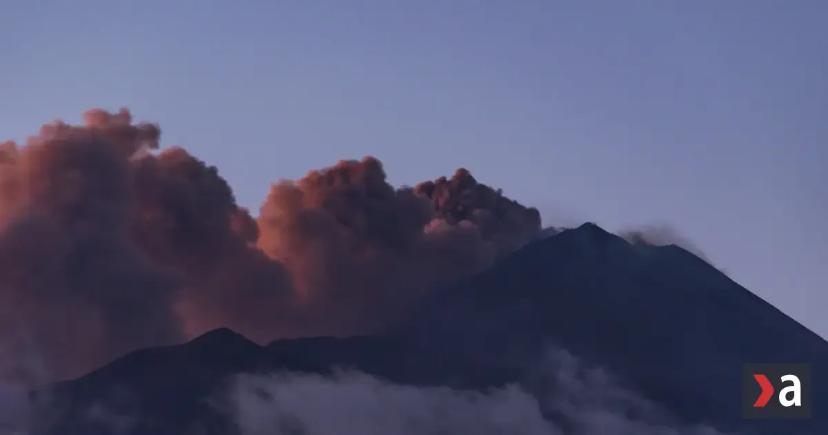 Etna opäť komplikuje dopravu. Letisko v Catanii zostáva zatvorené