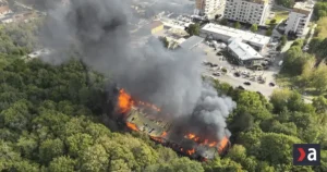 Hasiči zasahovali pri nočnom požiari v bývalých kasárňach v Nitre