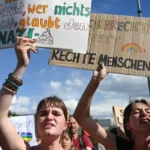 Masové protesty proti AfD po volebnom triumfe: Žiadajú zákaz strany