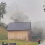 Na Kysuciach horí chata pri lyžiarskom stredisku, zásah hasičov obmedzuje premávku