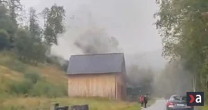 Na Kysuciach horí chata pri lyžiarskom stredisku, zásah hasičov obmedzuje premávku