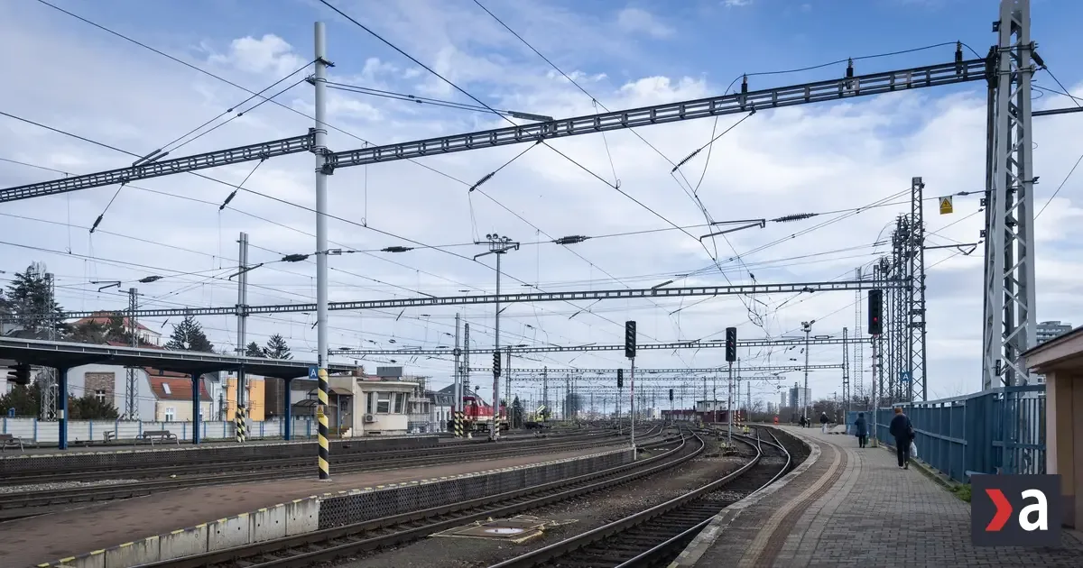 Na železničnom priecestí pri Kútnikoch sa zrazil nákladný vlak s traktorom, bez zranení