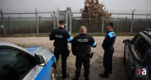 Neznámy útočník strieľal pred strednou školou v Turecku, hlásia zranených