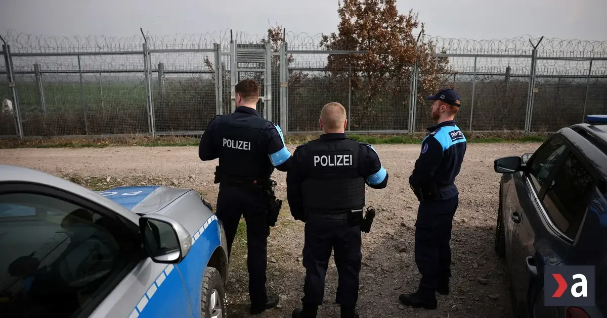 Neznámy útočník strieľal pred strednou školou v Turecku, hlásia zranených 2 Neznámy útočník strieľal pred strednou školou v Turecku, hlásia zranených