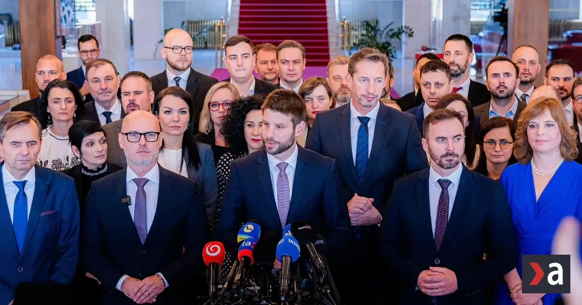 Opozícia vyzýva Fica, aby vyhlásil predčasné voľby. Strany sú na január pripravené 4 Opozícia vyzýva Fica, aby vyhlásil predčasné voľby. Strany sú na január pripravené