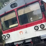 Osobný vlak sa vykoľajil pri Trenčíne po náraze do stromu