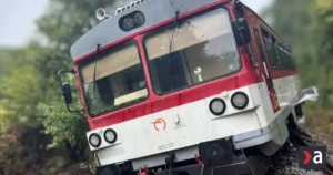 Osobný vlak sa vykoľajil pri Trenčíne po náraze do stromu